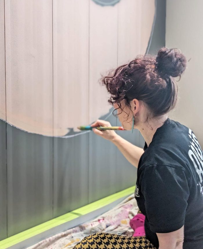 jess bracey painting mural at tokyo head spa st leonards